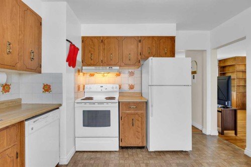 5008 2 Street Nw, Calgary, AB - Indoor Photo Showing Kitchen