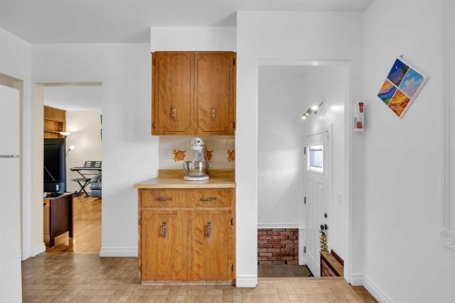 5008 2 Street Nw, Calgary, AB - Indoor