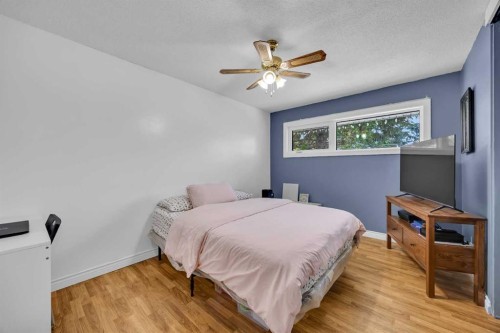 5008 2 Street Nw, Calgary, AB - Indoor Photo Showing Bedroom