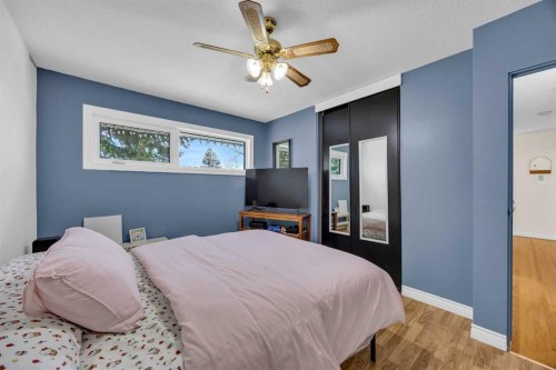 5008 2 Street Nw, Calgary, AB - Indoor Photo Showing Bedroom