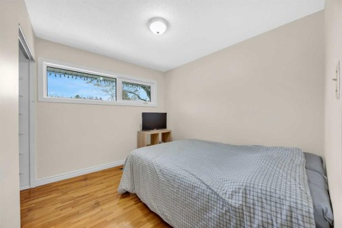 5008 2 Street Nw, Calgary, AB - Indoor Photo Showing Bedroom