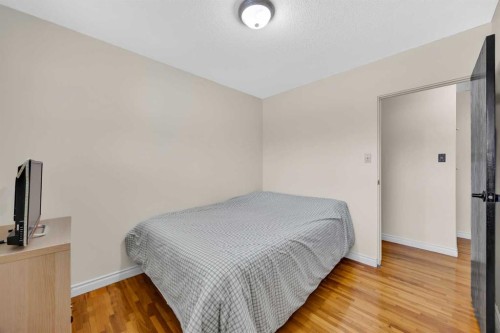5008 2 Street Nw, Calgary, AB - Indoor Photo Showing Bedroom