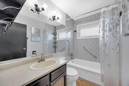 5008 2 Street Nw, Calgary, AB - Indoor Photo Showing Bathroom