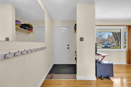 5008 2 Street Nw, Calgary, AB - Indoor Photo Showing Other Room