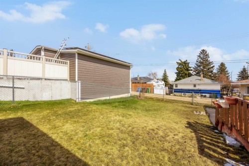 5008 2 Street Nw, Calgary, AB - Outdoor