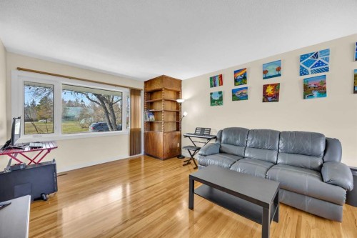 5008 2 Street Nw, Calgary, AB - Indoor Photo Showing Living Room