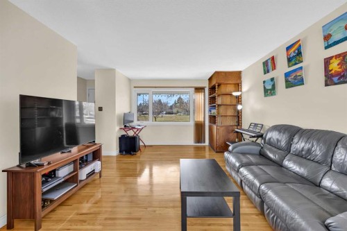 5008 2 Street Nw, Calgary, AB - Indoor Photo Showing Living Room