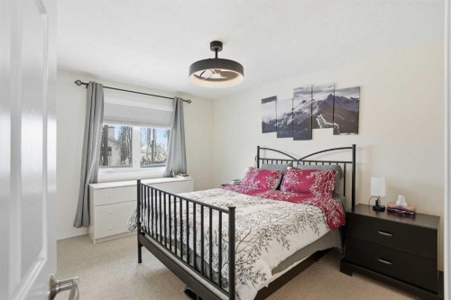 161 Douglas Glen Heath Se, Calgary, AB - Indoor Photo Showing Bedroom