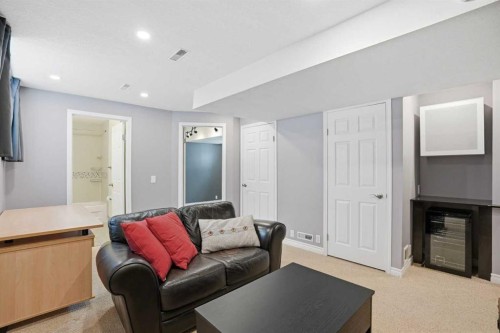 161 Douglas Glen Heath Se, Calgary, AB - Indoor Photo Showing Living Room