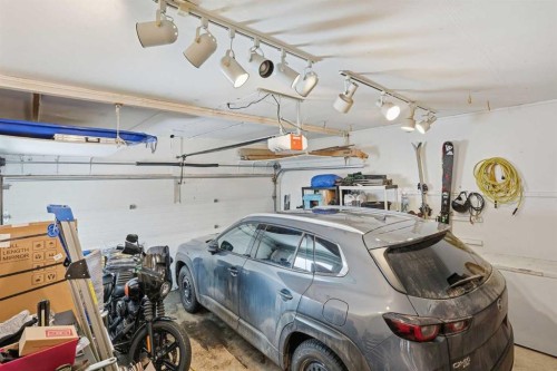 161 Douglas Glen Heath Se, Calgary, AB - Indoor Photo Showing Garage