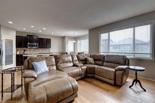 587 Everbrook Way Sw, Calgary, AB - Indoor Photo Showing Living Room