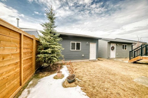 19 Rowley Common Nw, Calgary, AB - Outdoor