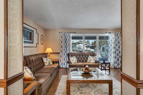 51 Parkwood Crescent, Strathmore, AB - Indoor Photo Showing Living Room