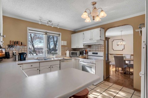 51 Parkwood Crescent, Strathmore, AB - Indoor Photo Showing Kitchen With Double Sink