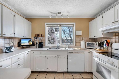51 Parkwood Crescent, Strathmore, AB - Indoor Photo Showing Kitchen With Double Sink