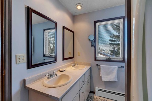 51 Parkwood Crescent, Strathmore, AB - Indoor Photo Showing Bathroom