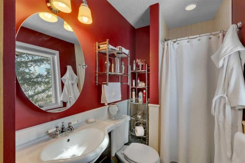 51 Parkwood Crescent, Strathmore, AB - Indoor Photo Showing Bathroom