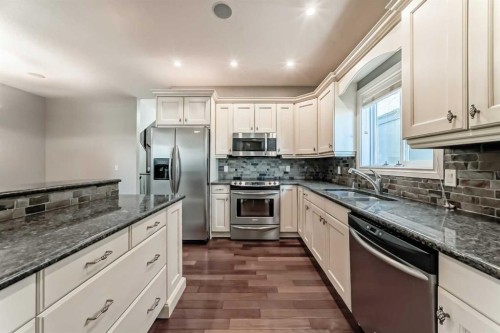 1444 40 Street Sw, Calgary, AB - Indoor Photo Showing Kitchen With Double Sink With Upgraded Kitchen