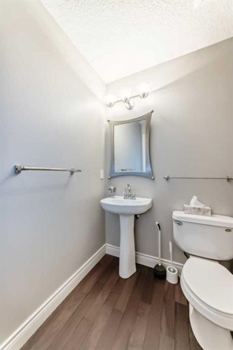 1444 40 Street Sw, Calgary, AB - Indoor Photo Showing Bathroom