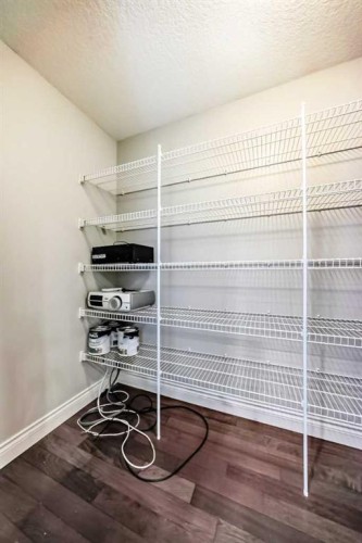 1444 40 Street Sw, Calgary, AB - Indoor With Storage