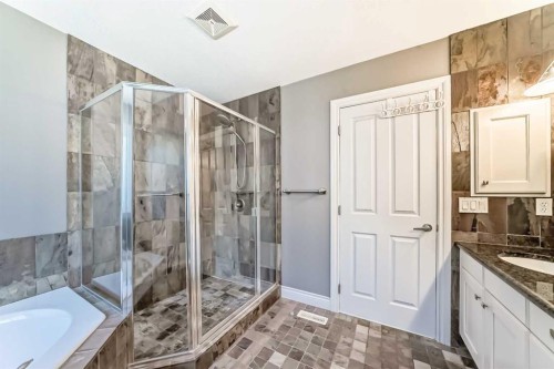 1444 40 Street Sw, Calgary, AB - Indoor Photo Showing Bathroom