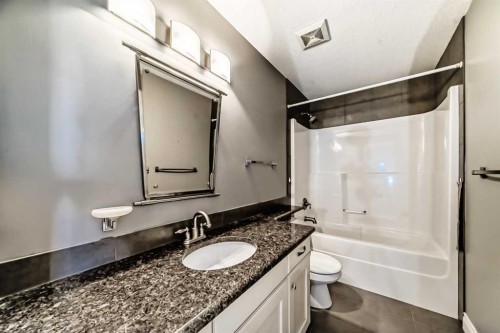1444 40 Street Sw, Calgary, AB - Indoor Photo Showing Bathroom