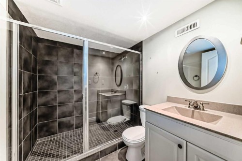 1444 40 Street Sw, Calgary, AB - Indoor Photo Showing Bathroom