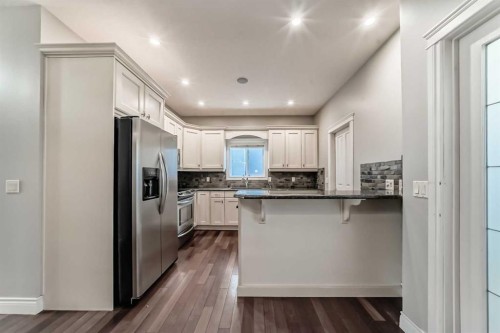 1444 40 Street Sw, Calgary, AB - Indoor Photo Showing Kitchen