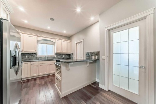 1444 40 Street Sw, Calgary, AB - Indoor Photo Showing Kitchen