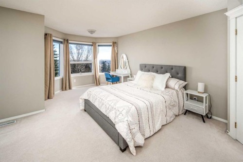 143 Hamptons Terrace Nw, Calgary, AB - Indoor Photo Showing Bedroom