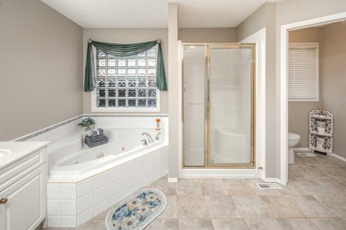 143 Hamptons Terrace Nw, Calgary, AB - Indoor Photo Showing Bathroom