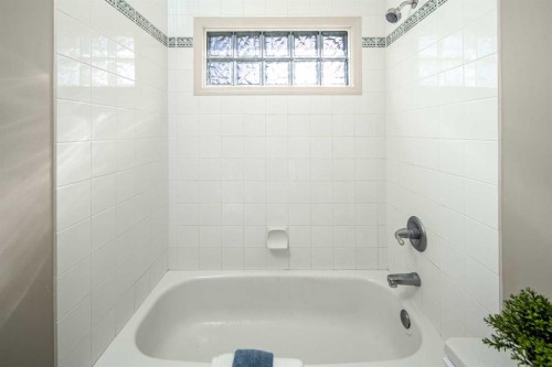 143 Hamptons Terrace Nw, Calgary, AB - Indoor Photo Showing Bathroom