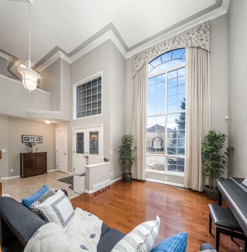143 Hamptons Terrace Nw, Calgary, AB - Indoor Photo Showing Living Room