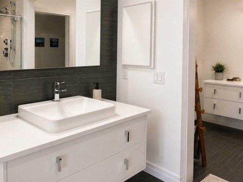 366 Mahogany Boulevard Se, Calgary, AB - Indoor Photo Showing Bathroom