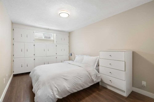 142 Winston Drive Sw, Calgary, AB - Indoor Photo Showing Bedroom