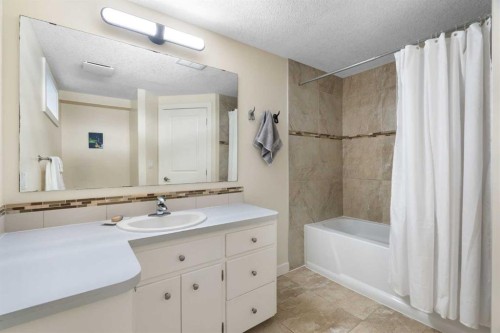 142 Winston Drive Sw, Calgary, AB - Indoor Photo Showing Bathroom