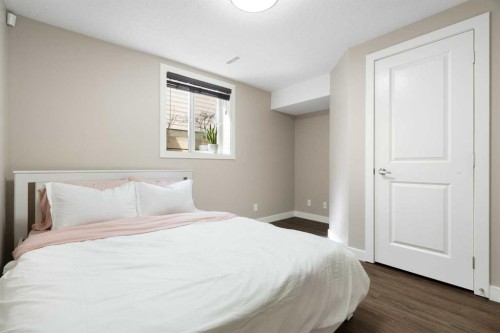 142 Winston Drive Sw, Calgary, AB - Indoor Photo Showing Bedroom