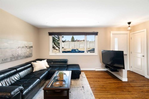 142 Winston Drive Sw, Calgary, AB - Indoor Photo Showing Living Room