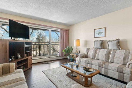 16A-231 Heritage Drive Se, Calgary, AB - Indoor Photo Showing Living Room
