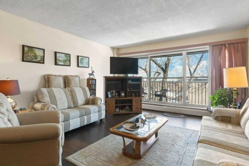 16A-231 Heritage Drive Se, Calgary, AB - Indoor Photo Showing Living Room