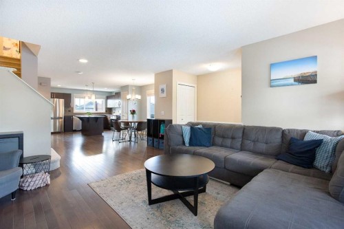 31 Sunset Link, Cochrane, AB - Indoor Photo Showing Living Room