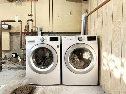 16-6915 Ranchview Drive Nw, Calgary, AB - Indoor Photo Showing Laundry Room