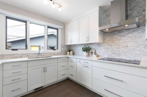 348 Wascana Crescent Se, Calgary, AB - Indoor Photo Showing Kitchen