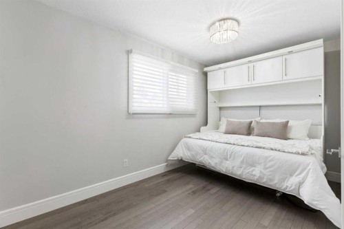 348 Wascana Crescent Se, Calgary, AB - Indoor Photo Showing Bedroom