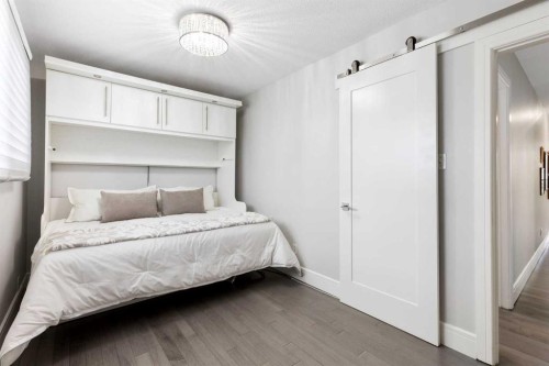348 Wascana Crescent Se, Calgary, AB - Indoor Photo Showing Bedroom