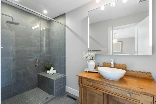 348 Wascana Crescent Se, Calgary, AB - Indoor Photo Showing Bathroom