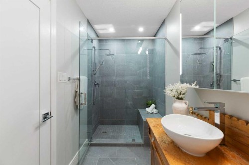 348 Wascana Crescent Se, Calgary, AB - Indoor Photo Showing Bathroom