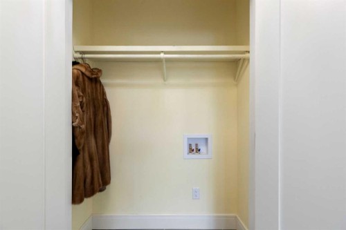 348 Wascana Crescent Se, Calgary, AB - Indoor With Storage