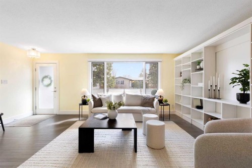 348 Wascana Crescent Se, Calgary, AB - Indoor Photo Showing Living Room