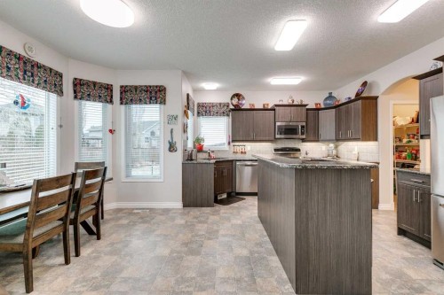 123 Springmere Place, Chestermere, AB - Indoor Photo Showing Kitchen